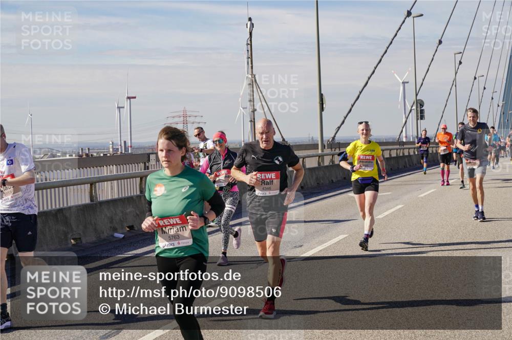 03.10.2025 - Köhlbrandbrückenlauf Michael Burmester http://msf.ph/oto/9098506 03.10.2025 12:44:54 Position 2 5953, 5763, 4346 meine-sportfotos.de