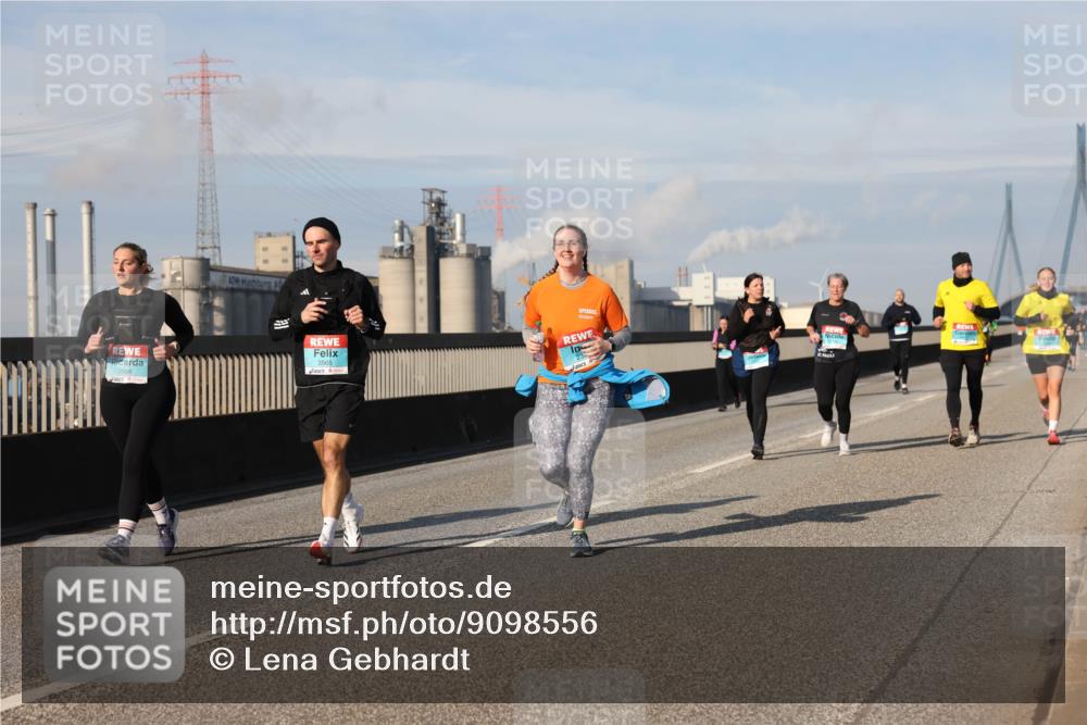 03.10.2025 - Köhlbrandbrückenlauf Lena Gebhardt http://msf.ph/oto/9098556 03.10.2025 10:10:31 Position 2 3566, 3565, 1 meine-sportfotos.de
