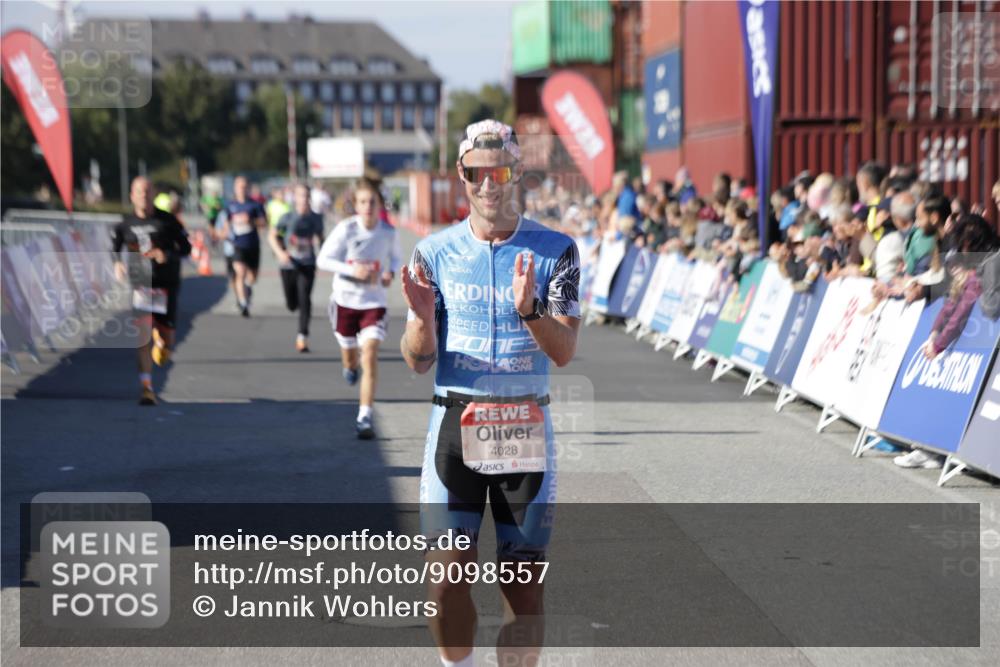 03.10.2025 - Köhlbrandbrückenlauf Jannik Wohlers http://msf.ph/oto/9098557 03.10.2025 12:56:20 Ziel 4028, 4050, 4078, 4114, 4123, 4166, 4231, 5957, 6206, 6266, 6489, 6495 meine-sportfotos.de