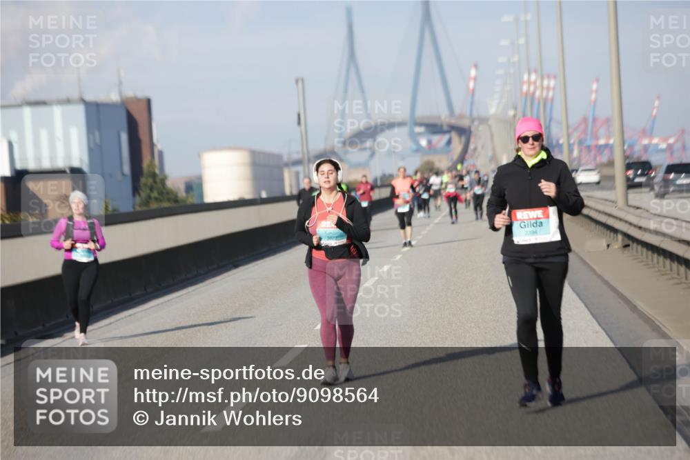 03.10.2025 - Köhlbrandbrückenlauf Jannik Wohlers http://msf.ph/oto/9098564 03.10.2025 10:20:01 Position 3 2394 meine-sportfotos.de