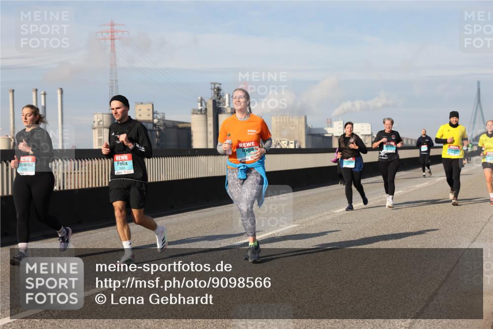 03.10.2025 - Köhlbrandbrückenlauf Lena Gebhardt http://msf.ph/oto/9098566 03.10.2025 10:10:32 Position 2 233, 3566, 3565, 1 meine-sportfotos.de