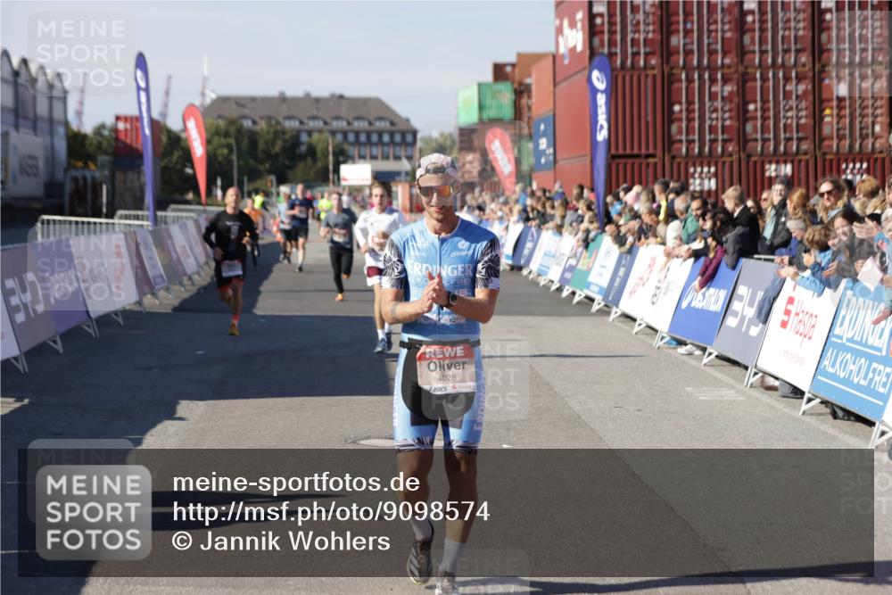 03.10.2025 - Köhlbrandbrückenlauf Jannik Wohlers http://msf.ph/oto/9098574 03.10.2025 12:56:21 Ziel 4028, 4050, 4078, 4114, 4123, 4166, 4231, 5957, 6206, 6266, 6489, 6495 meine-sportfotos.de