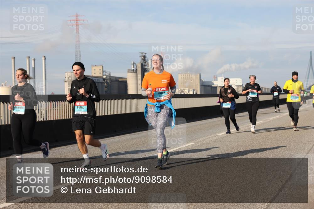 03.10.2025 - Köhlbrandbrückenlauf Lena Gebhardt http://msf.ph/oto/9098584 03.10.2025 10:10:32 Position 2 3566, 3565, 2338 meine-sportfotos.de