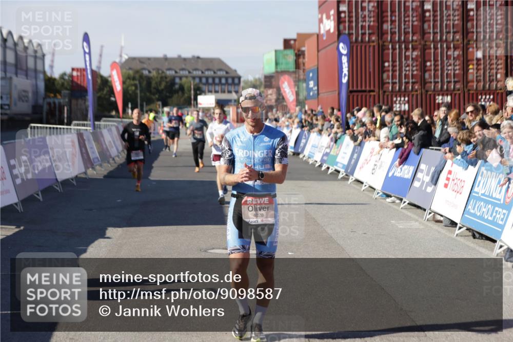 03.10.2025 - Köhlbrandbrückenlauf Jannik Wohlers http://msf.ph/oto/9098587 03.10.2025 12:56:21 Ziel 4028, 4050, 4078, 4114, 4123, 4166, 4231, 5957, 6206, 6266, 6489, 6495 meine-sportfotos.de