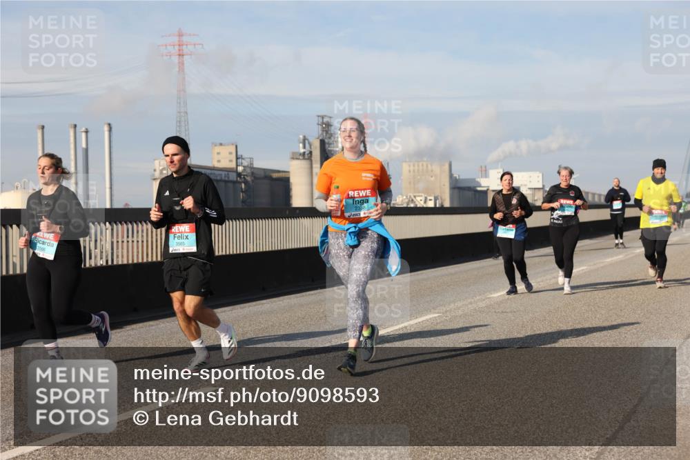 03.10.2025 - Köhlbrandbrückenlauf Lena Gebhardt http://msf.ph/oto/9098593 03.10.2025 10:10:32 Position 2 3566, 3565, 2338 meine-sportfotos.de
