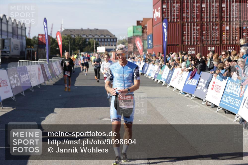 03.10.2025 - Köhlbrandbrückenlauf Jannik Wohlers http://msf.ph/oto/9098604 03.10.2025 12:56:21 Ziel 4028, 4050, 4078, 4114, 4123, 4166, 4231, 5957, 6206, 6266, 6489, 6495 meine-sportfotos.de