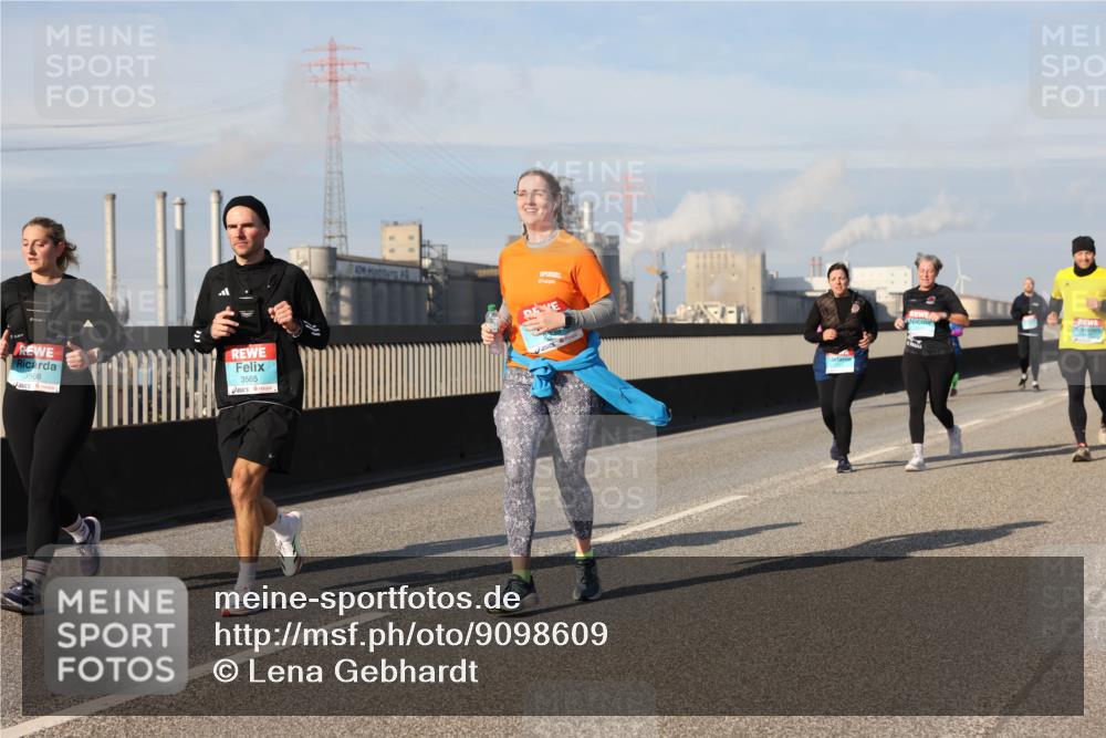 03.10.2025 - Köhlbrandbrückenlauf Lena Gebhardt http://msf.ph/oto/9098609 03.10.2025 10:10:32 Position 2 3566, 3565 meine-sportfotos.de