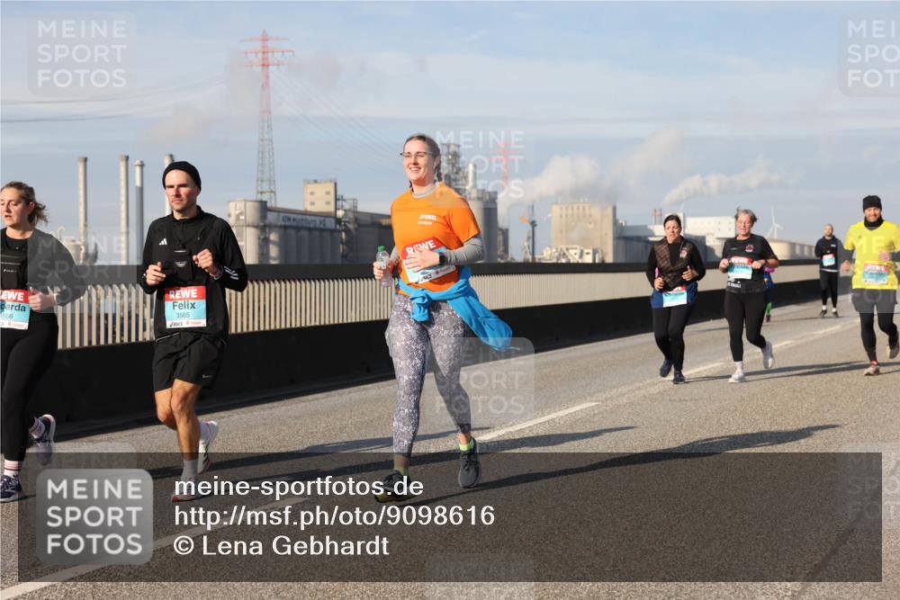 03.10.2025 - Köhlbrandbrückenlauf Lena Gebhardt http://msf.ph/oto/9098616 03.10.2025 10:10:32 Position 2 5566, 3565 meine-sportfotos.de