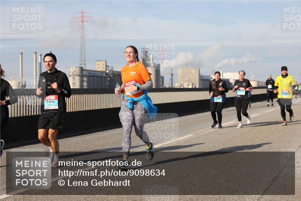 03.10.2025 - Köhlbrandbrückenlauf Lena Gebhardt http://msf.ph/oto/9098634 03.10.2025 10:10:32 Position 2 3565 meine-sportfotos.de
