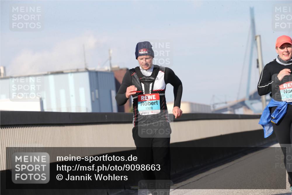 03.10.2025 - Köhlbrandbrückenlauf Jannik Wohlers http://msf.ph/oto/9098663 03.10.2025 10:23:15 Position 3 1928, 25 meine-sportfotos.de