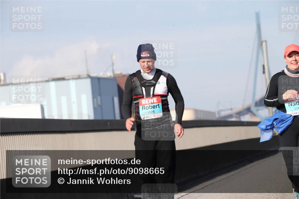 03.10.2025 - Köhlbrandbrückenlauf Jannik Wohlers http://msf.ph/oto/9098665 03.10.2025 10:23:15 Position 3 1928, 250 meine-sportfotos.de
