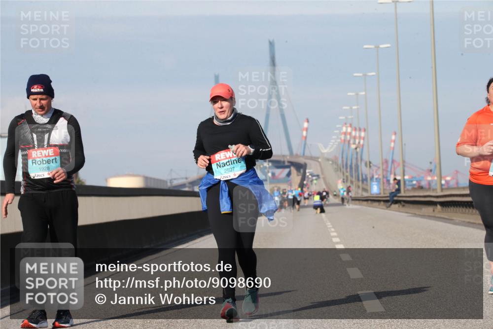 03.10.2025 - Köhlbrandbrückenlauf Jannik Wohlers http://msf.ph/oto/9098690 03.10.2025 10:23:17 Position 3 1928, 2507 meine-sportfotos.de