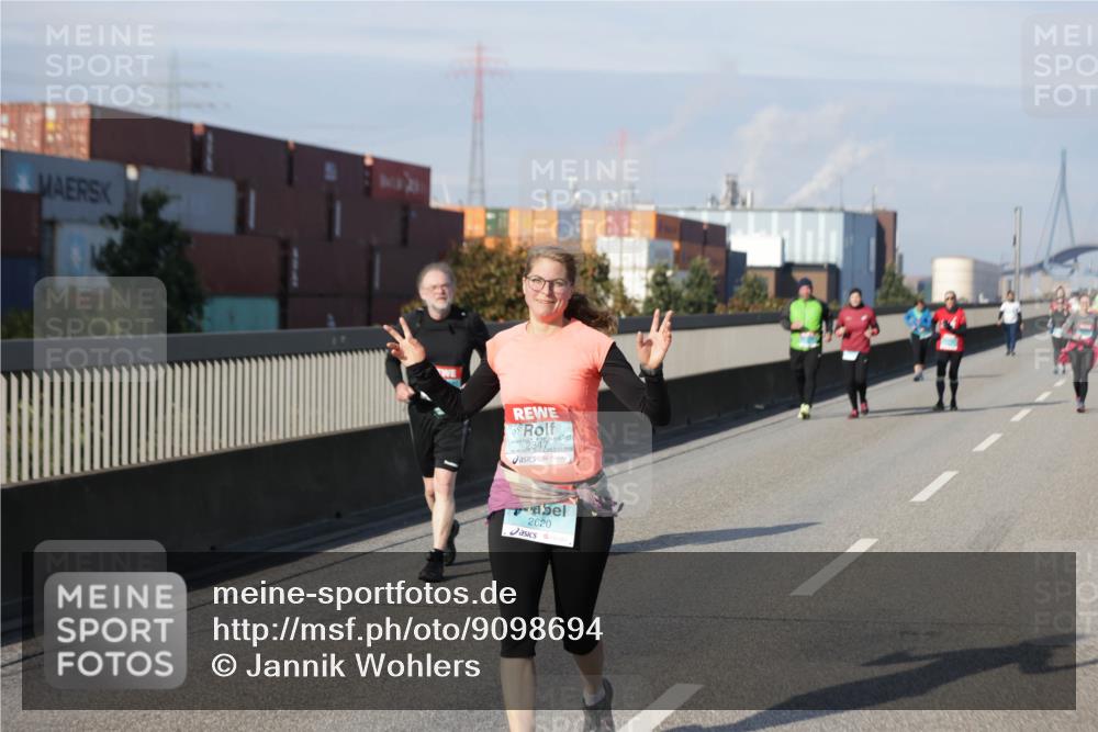 03.10.2025 - Köhlbrandbrückenlauf Jannik Wohlers http://msf.ph/oto/9098694 03.10.2025 10:20:28 Position 3 34, 2620 meine-sportfotos.de