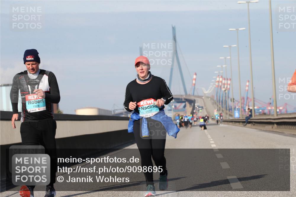 03.10.2025 - Köhlbrandbrückenlauf Jannik Wohlers http://msf.ph/oto/9098695 03.10.2025 10:23:17 Position 3 1928, 2507 meine-sportfotos.de