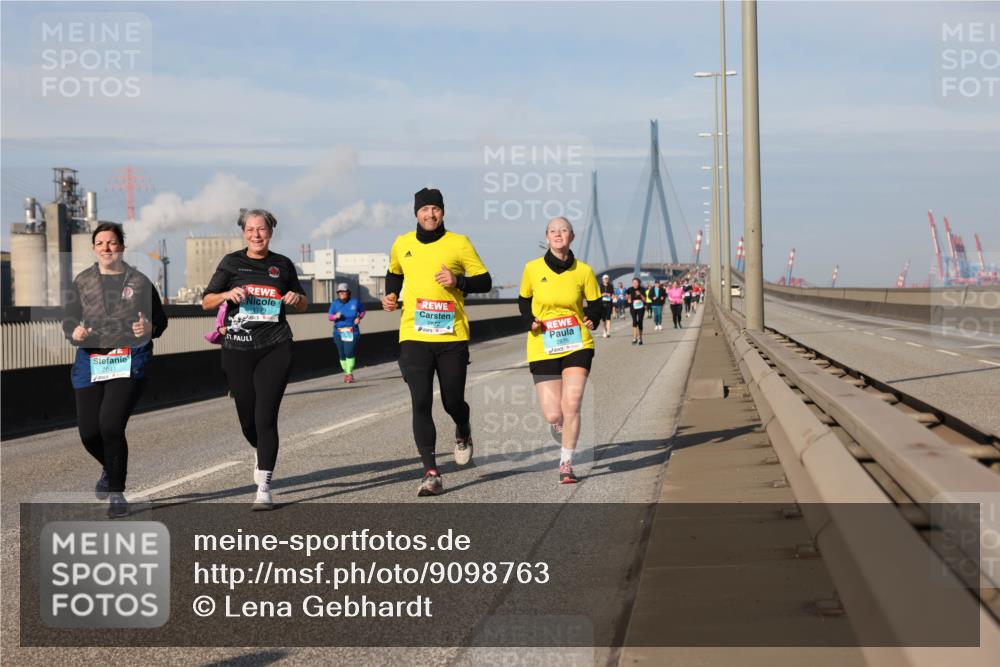 03.10.2025 - Köhlbrandbrückenlauf Lena Gebhardt http://msf.ph/oto/9098763 03.10.2025 10:10:34 Position 2 1749, 2041, 2875 meine-sportfotos.de