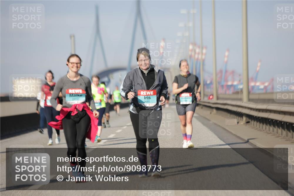 03.10.2025 - Köhlbrandbrückenlauf Jannik Wohlers http://msf.ph/oto/9098773 03.10.2025 10:20:35 Position 3 2452, 2665 meine-sportfotos.de