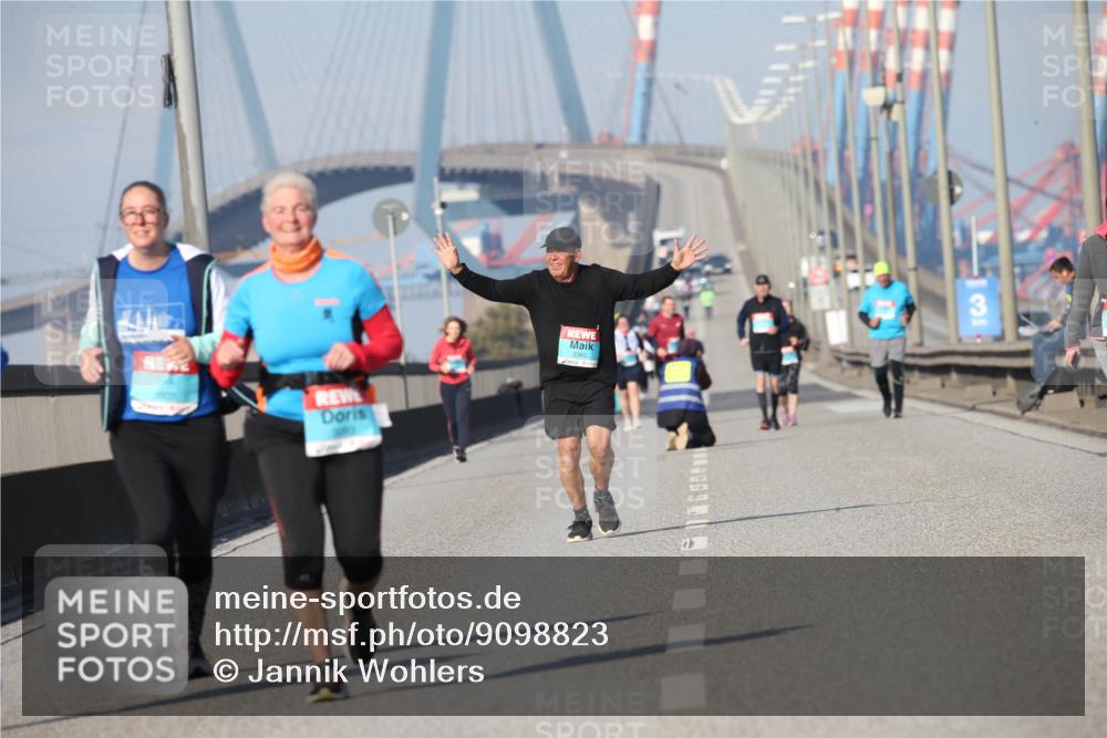03.10.2025 - Köhlbrandbrückenlauf Jannik Wohlers http://msf.ph/oto/9098823 03.10.2025 10:24:05 Position 3 3, 2360 meine-sportfotos.de
