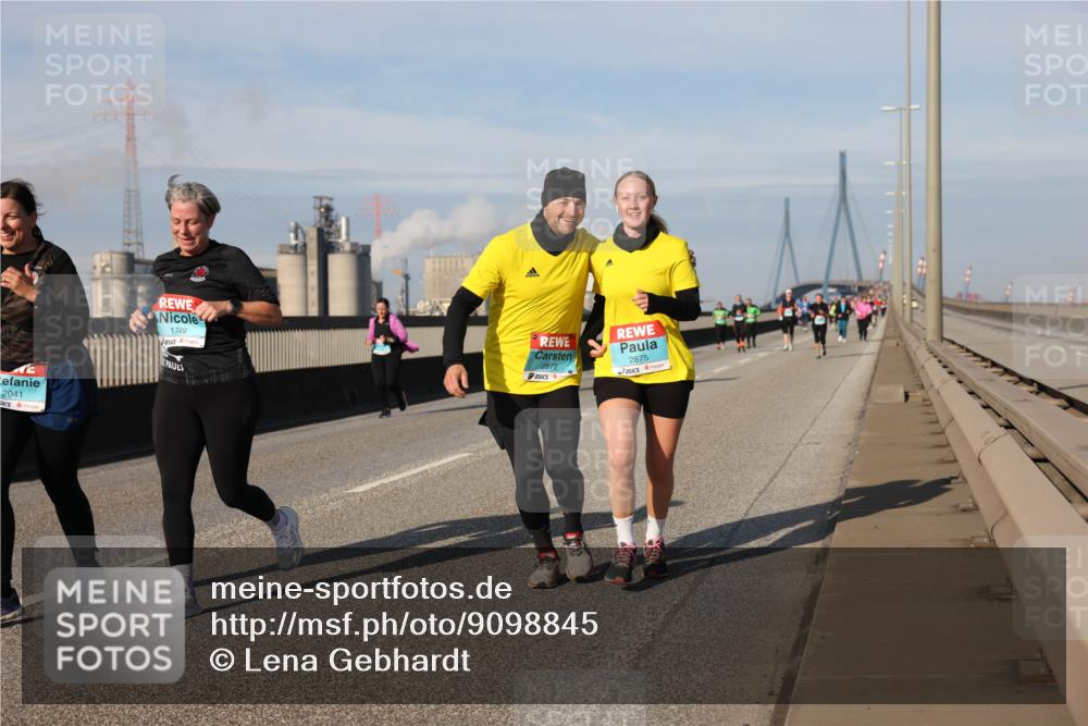 03.10.2025 - Köhlbrandbrückenlauf Lena Gebhardt http://msf.ph/oto/9098845 03.10.2025 10:10:36 Position 2 2041, 1749, 2872, 2875 meine-sportfotos.de