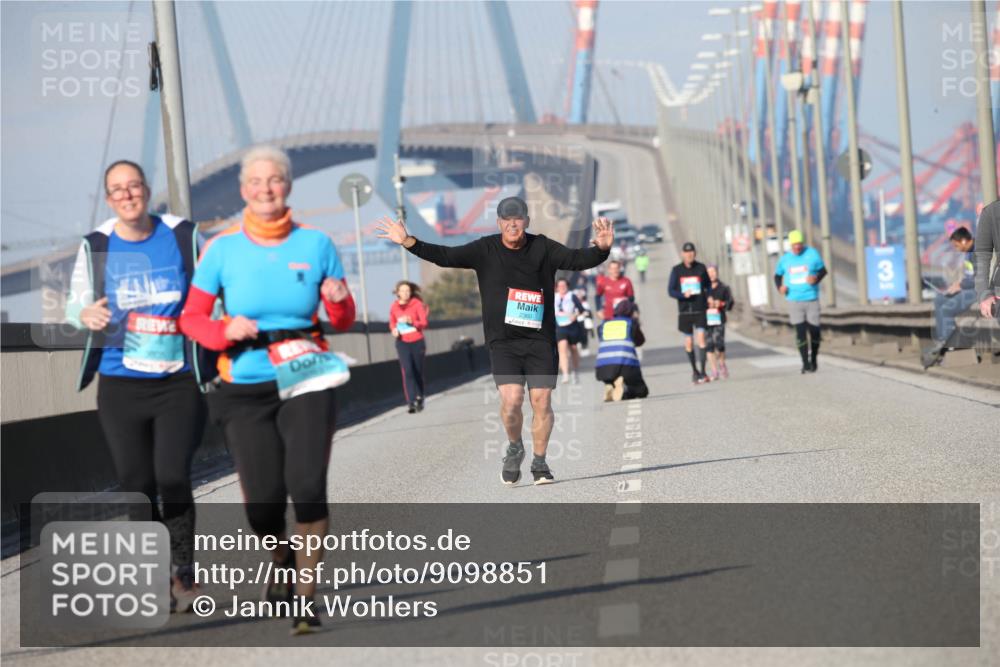 03.10.2025 - Köhlbrandbrückenlauf Jannik Wohlers http://msf.ph/oto/9098851 03.10.2025 10:24:06 Position 3 31 meine-sportfotos.de