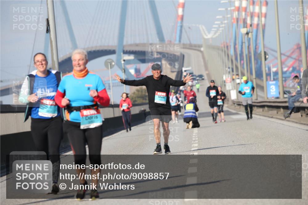 03.10.2025 - Köhlbrandbrückenlauf Jannik Wohlers http://msf.ph/oto/9098857 03.10.2025 10:24:06 Position 3 31 meine-sportfotos.de