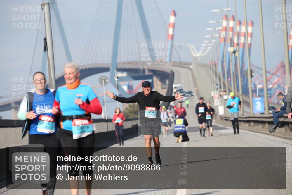 03.10.2025 - Köhlbrandbrückenlauf Jannik Wohlers http://msf.ph/oto/9098866 03.10.2025 10:24:06 Position 3 31 meine-sportfotos.de