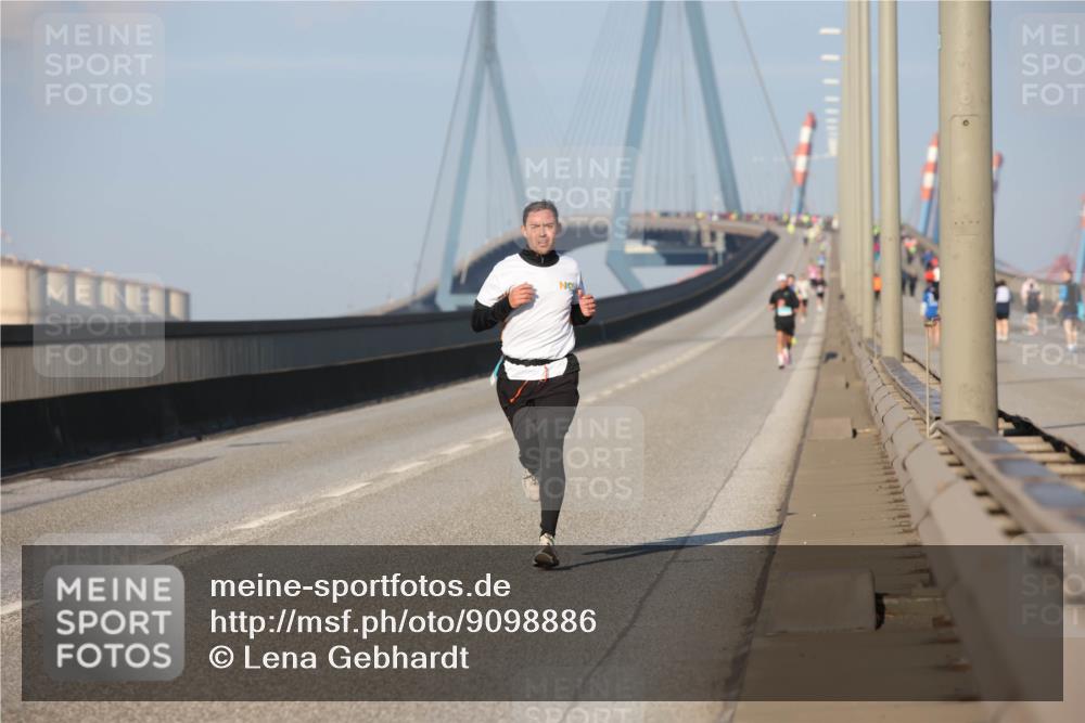 03.10.2025 - Köhlbrandbrückenlauf Lena Gebhardt http://msf.ph/oto/9098886 03.10.2025 09:35:06 Position 2  meine-sportfotos.de