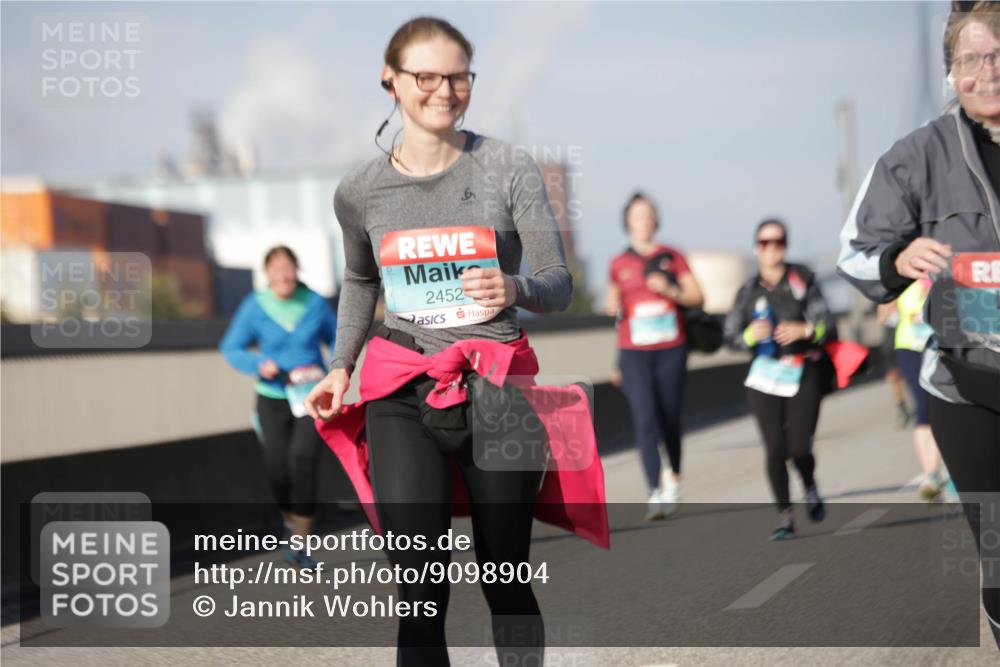 03.10.2025 - Köhlbrandbrückenlauf Jannik Wohlers http://msf.ph/oto/9098904 03.10.2025 10:20:39 Position 3 6, 2452 meine-sportfotos.de