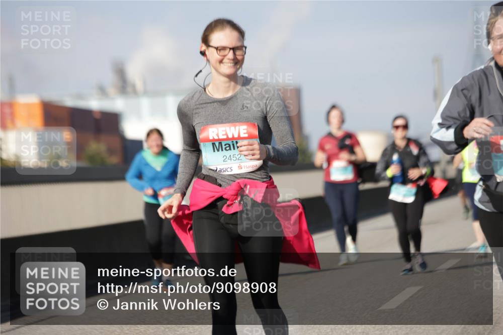 03.10.2025 - Köhlbrandbrückenlauf Jannik Wohlers http://msf.ph/oto/9098908 03.10.2025 10:20:39 Position 3 6, 2452 meine-sportfotos.de