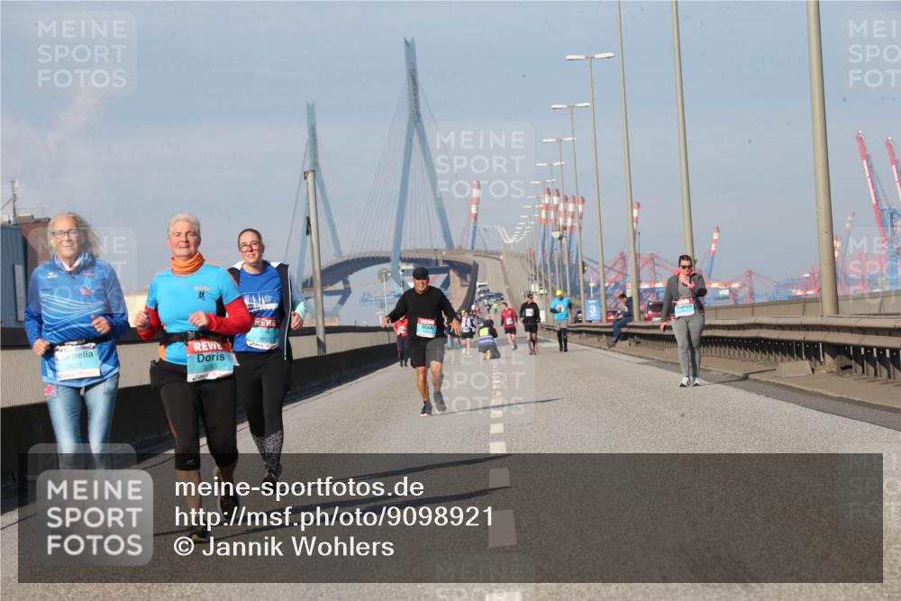 03.10.2025 - Köhlbrandbrückenlauf Jannik Wohlers http://msf.ph/oto/9098921 03.10.2025 10:24:11 Position 3 3092, 3093 meine-sportfotos.de