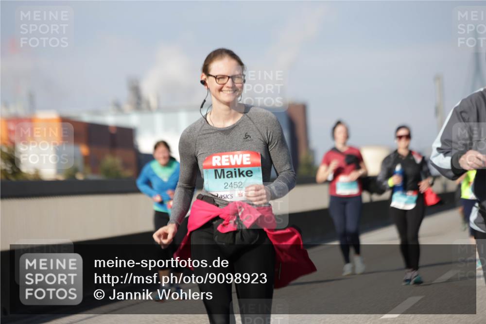03.10.2025 - Köhlbrandbrückenlauf Jannik Wohlers http://msf.ph/oto/9098923 03.10.2025 10:20:39 Position 3 6, 2452 meine-sportfotos.de