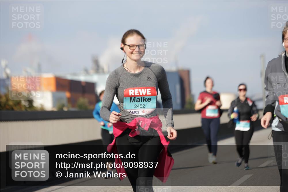 03.10.2025 - Köhlbrandbrückenlauf Jannik Wohlers http://msf.ph/oto/9098937 03.10.2025 10:20:39 Position 3 6, 2452 meine-sportfotos.de