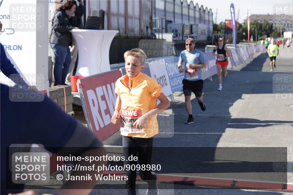 03.10.2025 - Köhlbrandbrückenlauf Jannik Wohlers http://msf.ph/oto/9098980 03.10.2025 12:56:32 Ziel 4054, 4096, 4166, 4170, 4231, 4478, 6266, 6408, 6769 meine-sportfotos.de