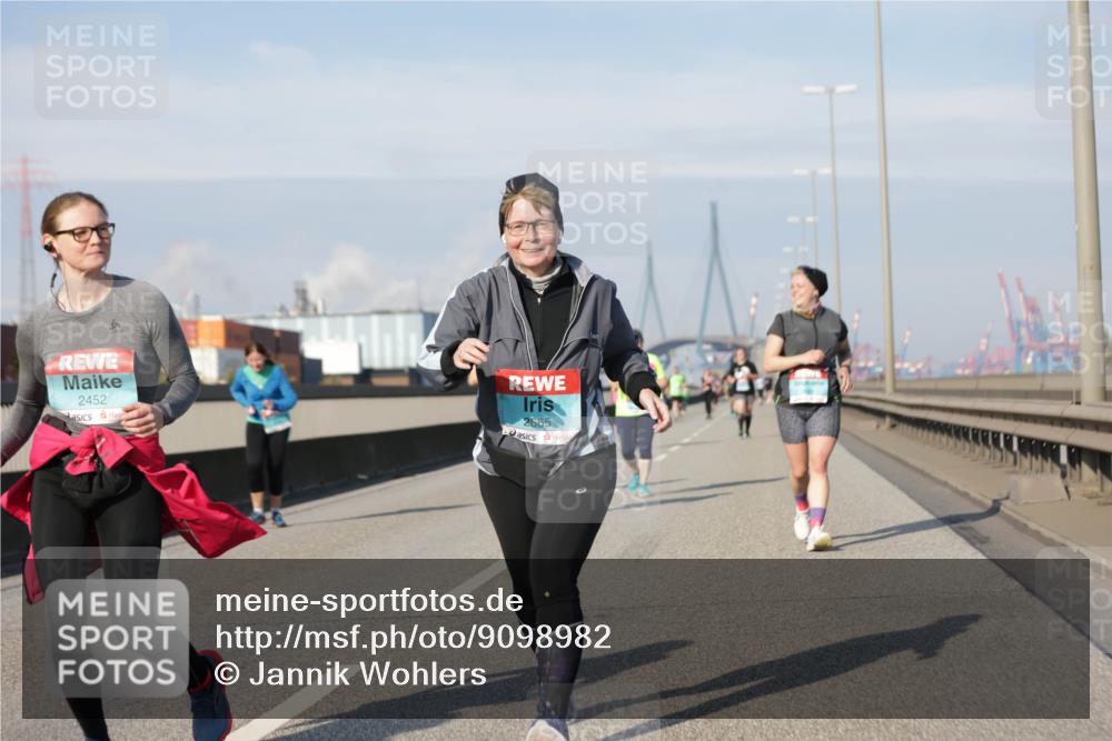 03.10.2025 - Köhlbrandbrückenlauf Jannik Wohlers http://msf.ph/oto/9098982 03.10.2025 10:20:41 Position 3 6, 2452, 2665 meine-sportfotos.de