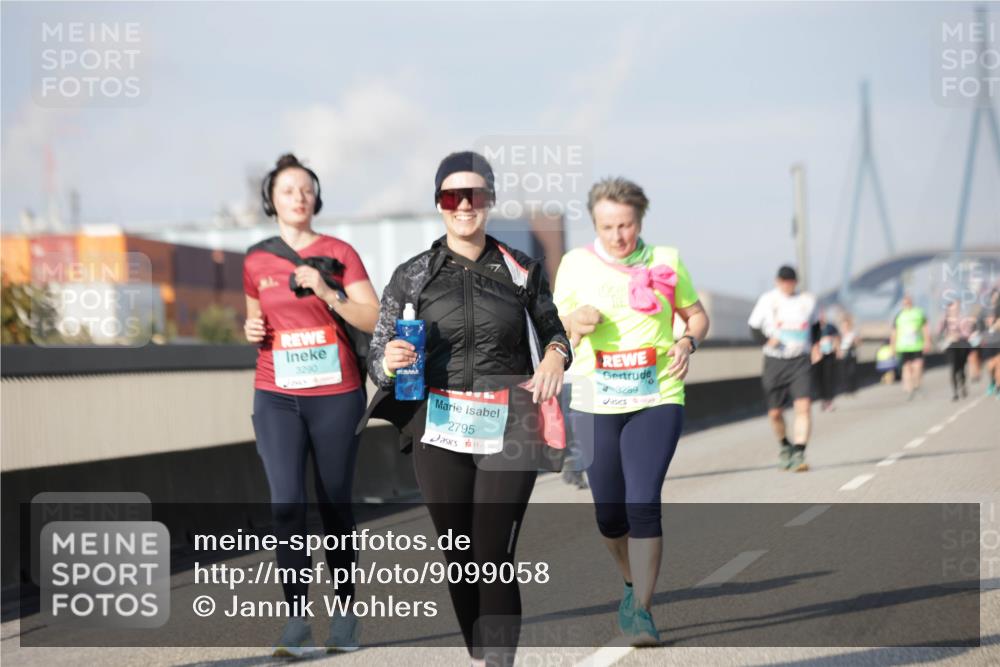 03.10.2025 - Köhlbrandbrückenlauf Jannik Wohlers http://msf.ph/oto/9099058 03.10.2025 10:20:45 Position 3 3290, 2795, 3289 meine-sportfotos.de