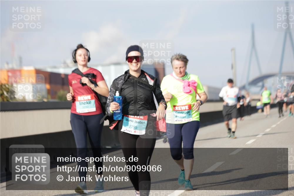 03.10.2025 - Köhlbrandbrückenlauf Jannik Wohlers http://msf.ph/oto/9099066 03.10.2025 10:20:45 Position 3 3290, 2795, 3289 meine-sportfotos.de