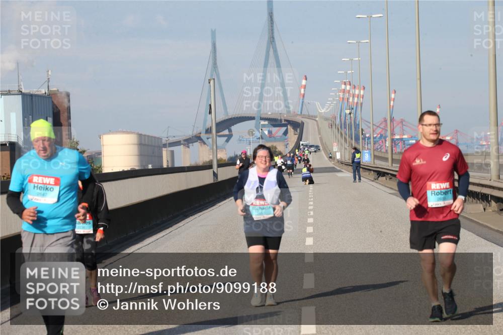 03.10.2025 - Köhlbrandbrückenlauf Jannik Wohlers http://msf.ph/oto/9099188 03.10.2025 10:25:04 Position 3 2647, 2236, 2650 meine-sportfotos.de