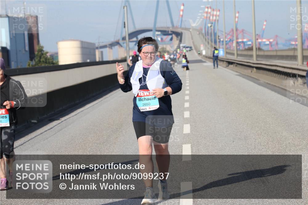 03.10.2025 - Köhlbrandbrückenlauf Jannik Wohlers http://msf.ph/oto/9099237 03.10.2025 10:25:07 Position 3 6, 2650 meine-sportfotos.de