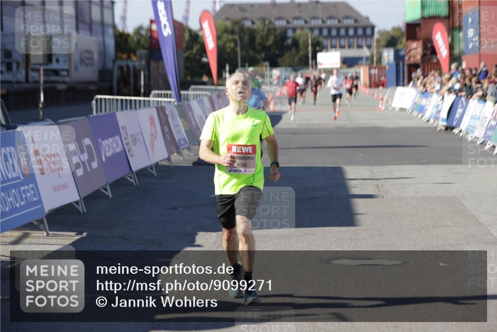 03.10.2025 - Köhlbrandbrückenlauf Jannik Wohlers http://msf.ph/oto/9099271 03.10.2025 12:56:37 Ziel 4054, 4096, 4170, 4478, 5091, 6408, 6769 meine-sportfotos.de