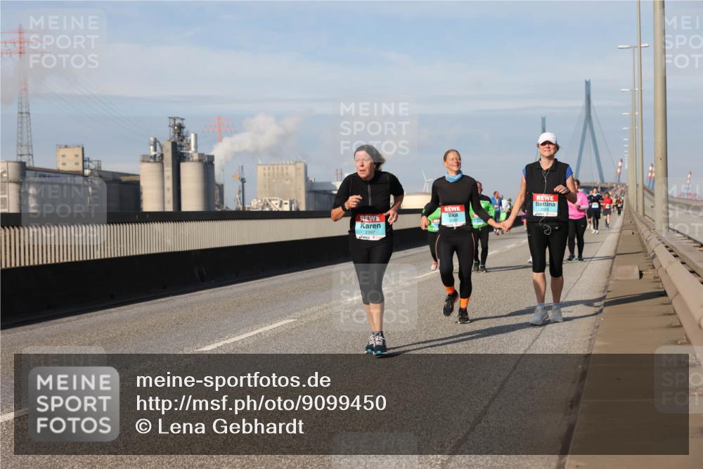 03.10.2025 - Köhlbrandbrückenlauf Lena Gebhardt http://msf.ph/oto/9099450 03.10.2025 10:10:50 Position 2 2397, 2550, 2553 meine-sportfotos.de