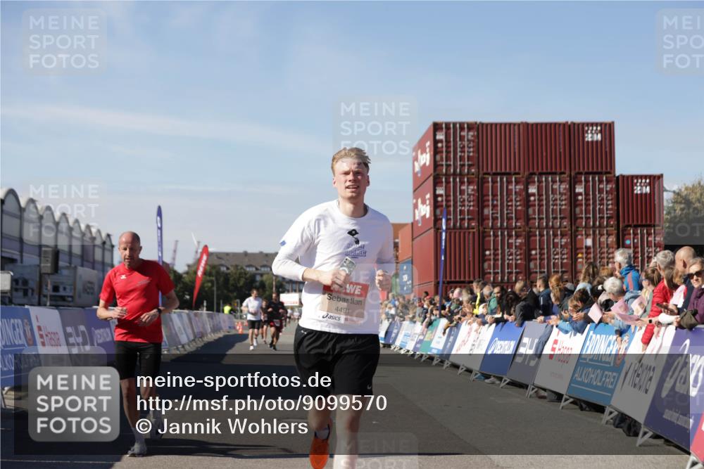 03.10.2025 - Köhlbrandbrückenlauf Jannik Wohlers http://msf.ph/oto/9099570 03.10.2025 12:56:51 Ziel 4115, 4491, 5091, 5962, 6016 meine-sportfotos.de