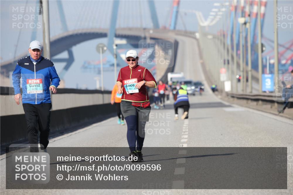 03.10.2025 - Köhlbrandbrückenlauf Jannik Wohlers http://msf.ph/oto/9099596 03.10.2025 10:26:23 Position 3 2623, 2357, 31 meine-sportfotos.de