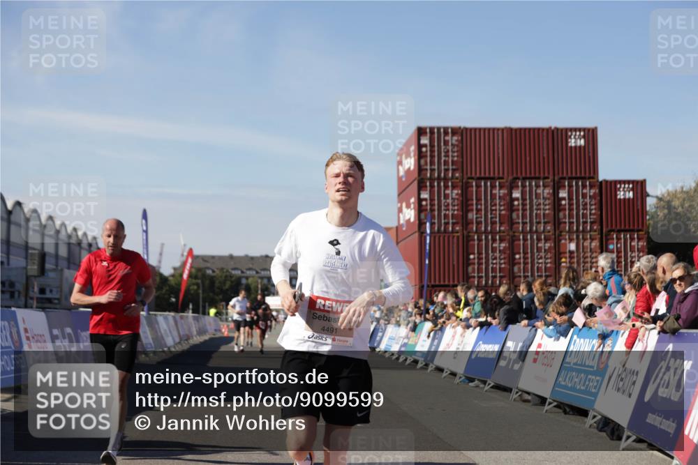 03.10.2025 - Köhlbrandbrückenlauf Jannik Wohlers http://msf.ph/oto/9099599 03.10.2025 12:56:51 Ziel 4115, 4491, 5091, 5962, 6016 meine-sportfotos.de