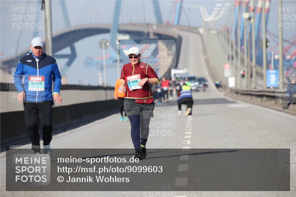 03.10.2025 - Köhlbrandbrückenlauf Jannik Wohlers http://msf.ph/oto/9099603 03.10.2025 10:26:23 Position 3 2623 meine-sportfotos.de