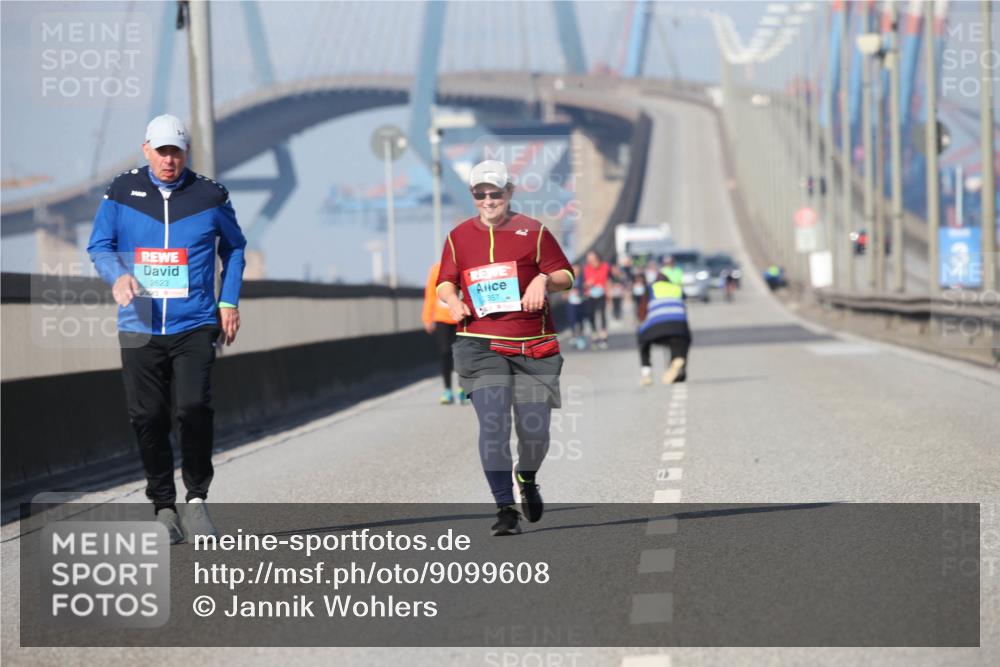 03.10.2025 - Köhlbrandbrückenlauf Jannik Wohlers http://msf.ph/oto/9099608 03.10.2025 10:26:23 Position 3 2623 meine-sportfotos.de