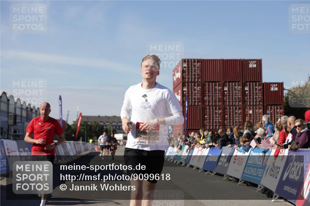03.10.2025 - Köhlbrandbrückenlauf Jannik Wohlers http://msf.ph/oto/9099618 03.10.2025 12:56:51 Ziel 4115, 4491, 5091, 5962, 6016 meine-sportfotos.de
