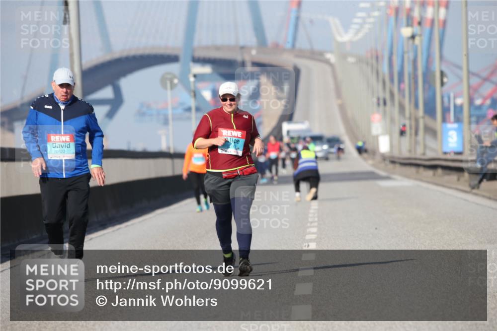 03.10.2025 - Köhlbrandbrückenlauf Jannik Wohlers http://msf.ph/oto/9099621 03.10.2025 10:26:23 Position 3 2623 meine-sportfotos.de