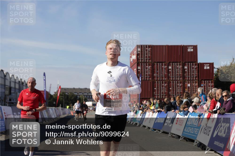 03.10.2025 - Köhlbrandbrückenlauf Jannik Wohlers http://msf.ph/oto/9099624 03.10.2025 12:56:52 Ziel 4115, 4491, 5962, 6016 meine-sportfotos.de