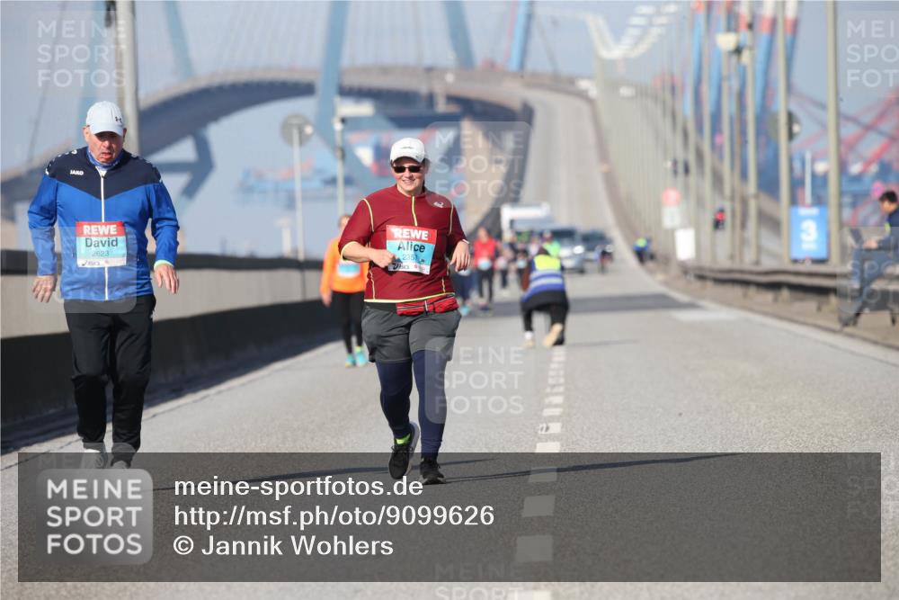 03.10.2025 - Köhlbrandbrückenlauf Jannik Wohlers http://msf.ph/oto/9099626 03.10.2025 10:26:23 Position 3 2623, 2357, 31 meine-sportfotos.de
