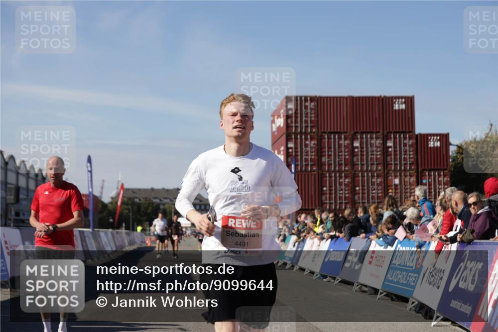 03.10.2025 - Köhlbrandbrückenlauf Jannik Wohlers http://msf.ph/oto/9099644 03.10.2025 12:56:52 Ziel 4115, 4491, 5962, 6016 meine-sportfotos.de