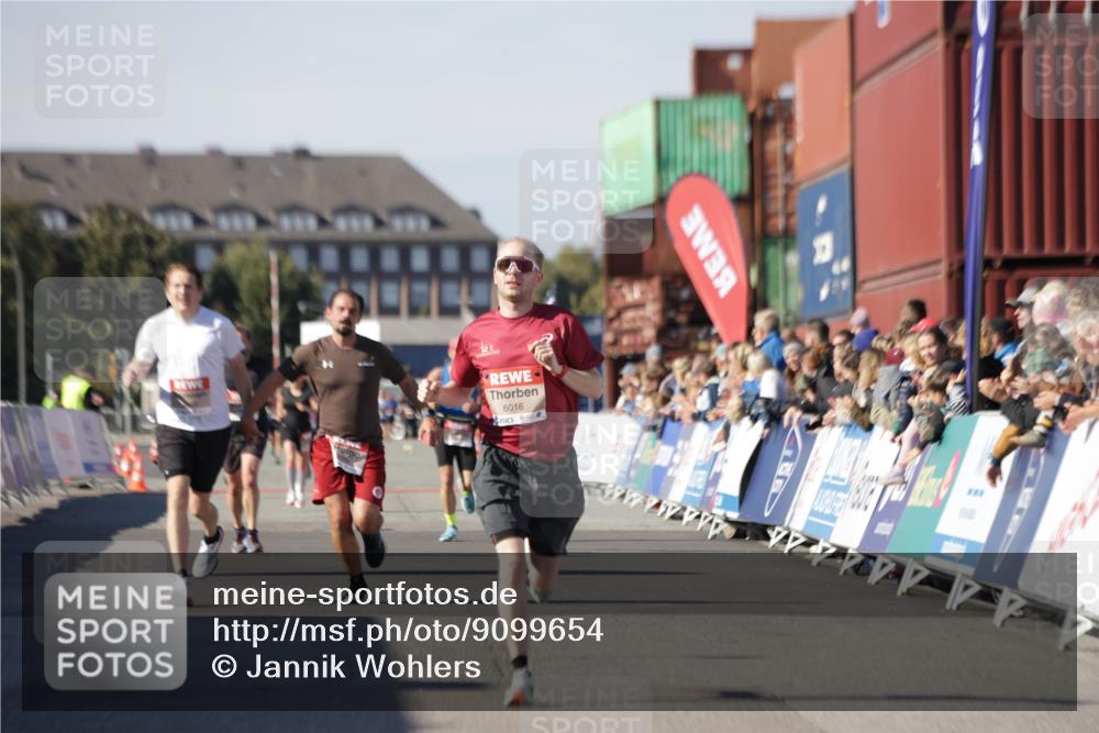 03.10.2025 - Köhlbrandbrückenlauf Jannik Wohlers http://msf.ph/oto/9099654 03.10.2025 12:56:54 Ziel 4068, 4086, 4115, 4491, 5962, 6016 meine-sportfotos.de
